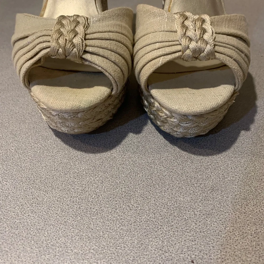 White House Black Market Beige Platform Wedge Sandals sz 8 M